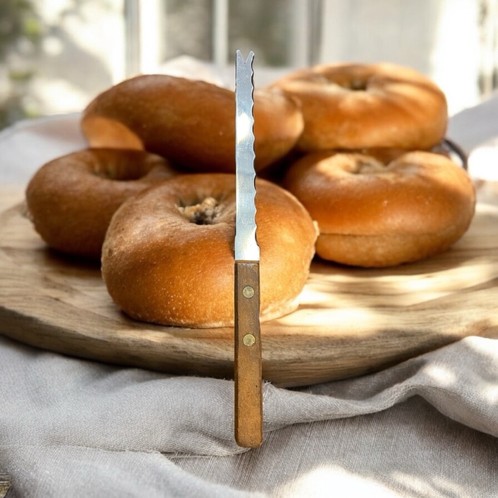 Vintage serrated bread knife. 8”